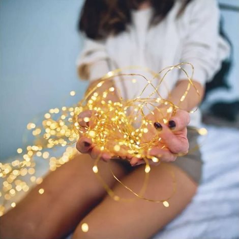 D3ZW01 LED nano řetěz se solárním panelem, měděný, 12 m, venkovní i vnitřní, teplá bílá, časovač 8