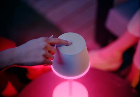 Hue WACA Go venkovní stolní dotyková LED lampička 6,2W 530lm 2000-6500K RGB IP54, bílá 12
